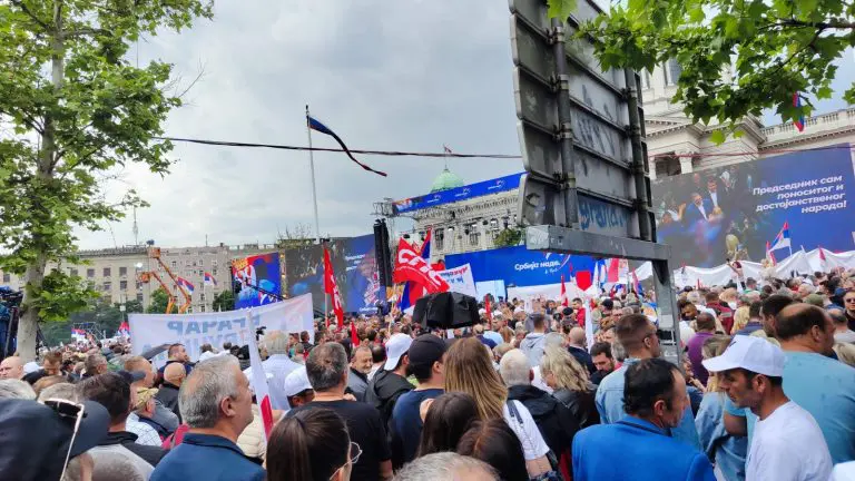 Strane agencije o mitingu SNS: Vučić suočen sa neviđenim pritiskom javnosti