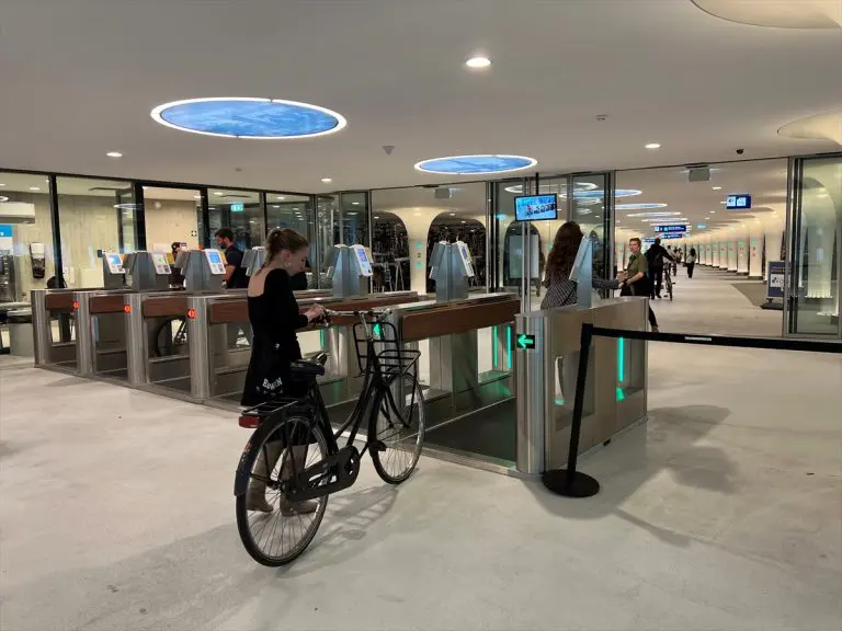 Amsterdam: Prvi podvodni parking za bicikla u svijetu popunio kapacitete četiri mjeseca od otvaranja