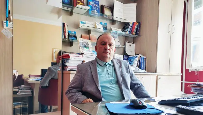 „Sertifikovanje neznalica je specijalni hibridni rat prema narodu, institucijama, državi i budućnosti“