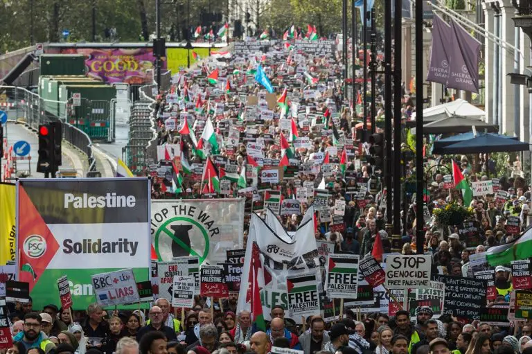 STO HILJADA ljudi na propalestinskom skupu u Londonu