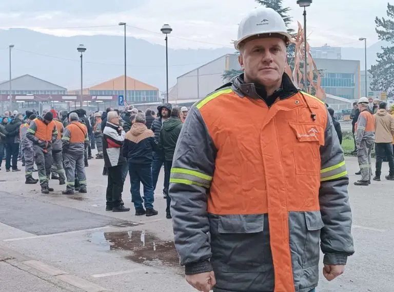 Radnici ArcelorMittala Zenica u štrajku već treći dan, protestuju pred upravnom zgradom