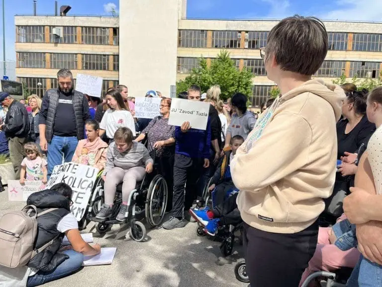 Protesti pred Vladom FBiH, roditelji djece s invaliditetom: Žalosno je da smo dovedeni do ulica