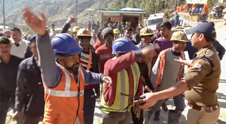 Indija: Spasioci buše tunel kako bi spasili 40 radnika koji su zatrpani već peti dan