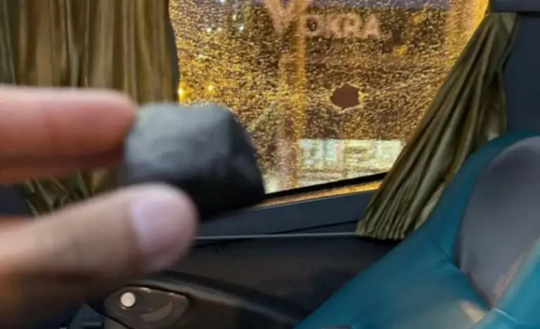Navijači kamenovali autobus, pa shvatili da su njihovi igrači u pitanju (VIDEO)