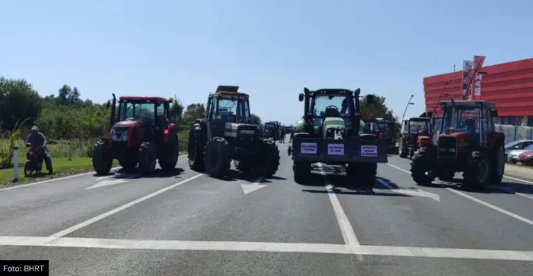 Zbog protesta u BiH zatvoren granični prijelaz prema Hrvatskoj, nastale goleme gužve