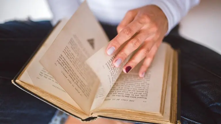 “Otvorilo je nešto u meni”: Zašto sve više ljudi koristi biblioterapiju