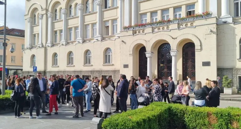 “Zašto lažete djecu” Protest roditelja djece koja idu u privatne vrtiće ispred Gradske uprave