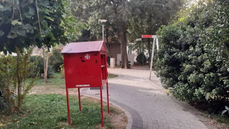 Devastirana biblioteka na otvorenom u Mostaru: Mladi ne vole čitati