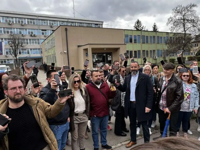 Novinari pred PU Banjaluka sa podignutim telefonima FOTO