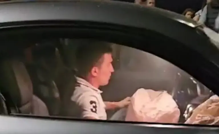 Evo ko je 23-godišnjak koji se zabio u gomilu. Snimljen kako sjedi u autu dok ljudi jure oko njega, kasnije konačno izlazi van