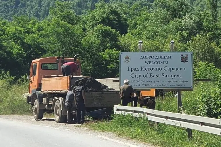 Kod Istočnog Sarajeva postavljena tabla s natpisom “Grad 157.000 Srba koji su morali napustiti Sarajevo”