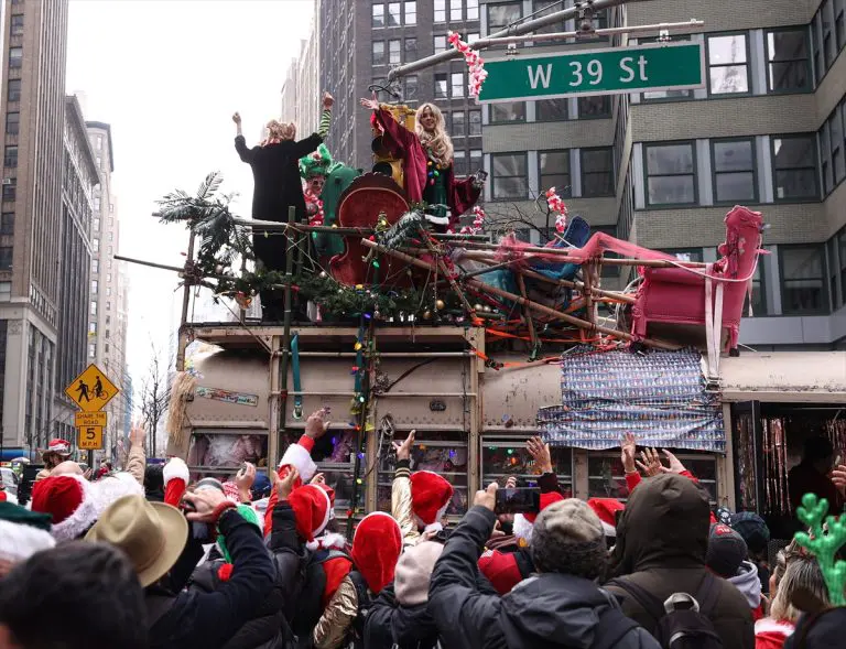 Hiljade Djeda Mrazova na ulicama New Yorka (FOTO)