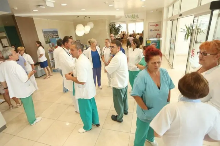 DANAS PROTEST 70% zaposlenih u zdravstvu RS radi za  .  iznad najniže plate!