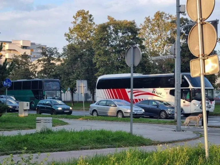 Stižu autobusi u Banjaluku, policija ih usmjerava (FOTO)