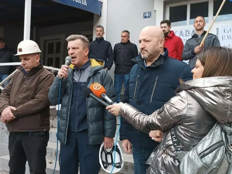 Oko 1.000 rudara ispred Gradske uprave: Ne idemo, dok se ovo ne riješi!