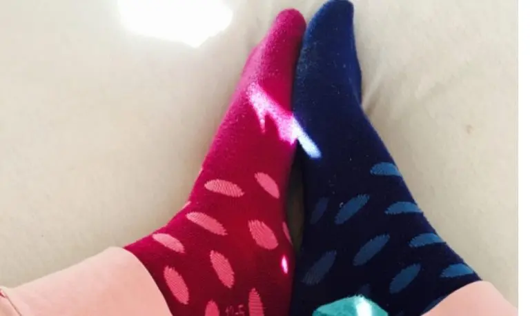 Znate li zašto danas nosimo različite čarape?