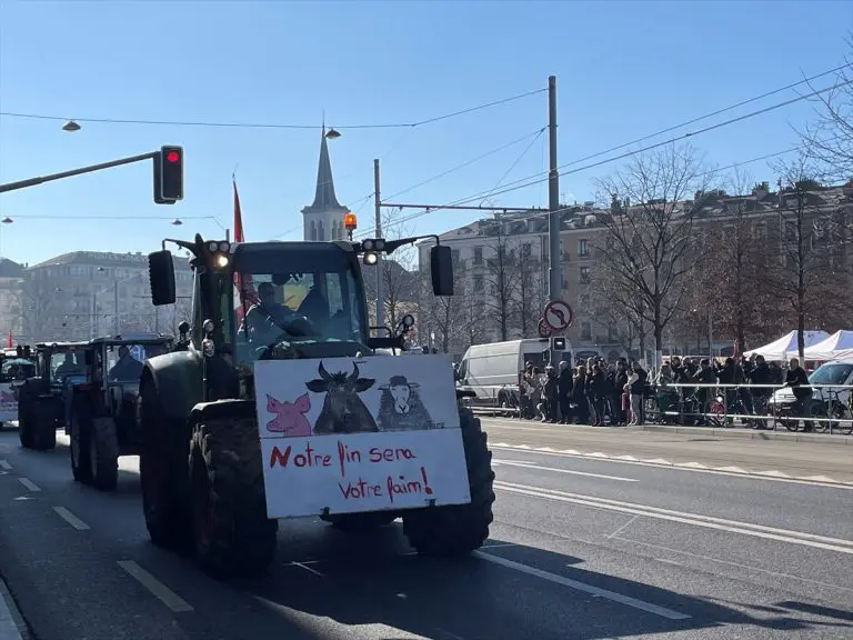 Konvoj traktora prošao centralnim trgom u Ženevi