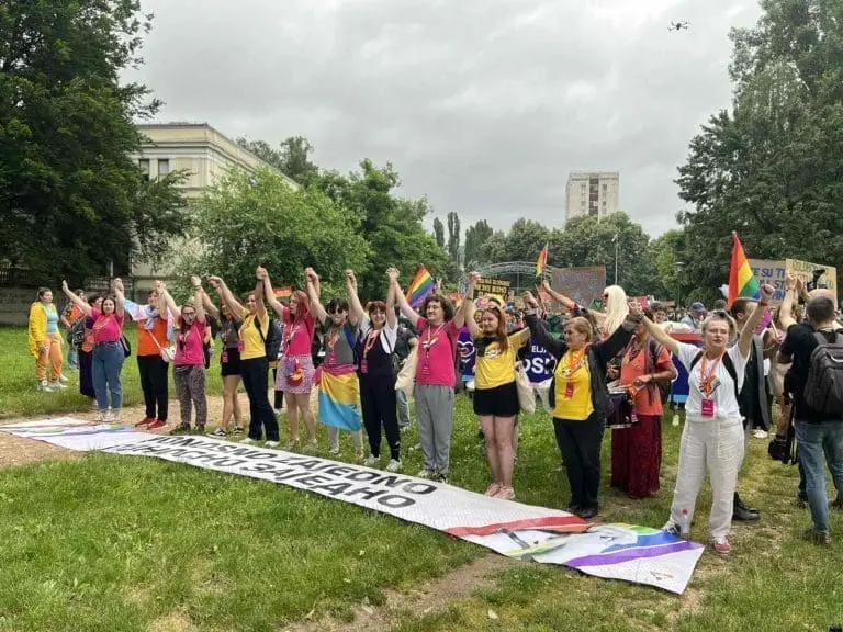 Počela Bh. povorka ponosa, okupljeni poručuju: Građanska je obaveza danas biti ovdje