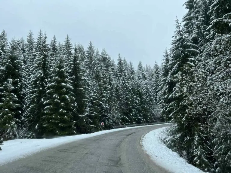 Ako putujete kroz Hrvatsku: Brojna ograničenja na cestama, HAK izdao upozorenje. Evo gdje je palo najviše snijega