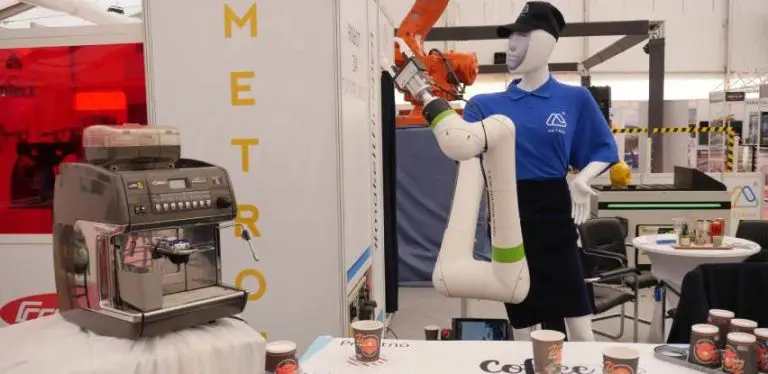 Prava atrakcija: Gračanički roboti prave kafu, vare i drže reklamu