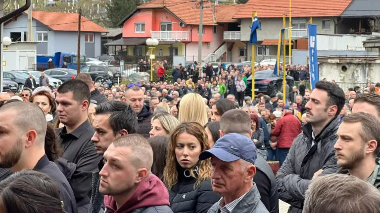 Rijeka ljudi na sahrani ubijenoj Amri Kahrimanović
