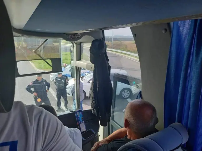 Zaustavljeni autobusi iz Zvornika, Bijeljine i Doboja na ulasku u Banjaluku: Putnicima se ne dozvoljava izlazak