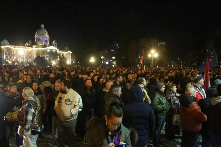 Održan deveti protest opozicije u Srbiji: Demonstranti traže oslobađanje privedenih studenata i aktivista