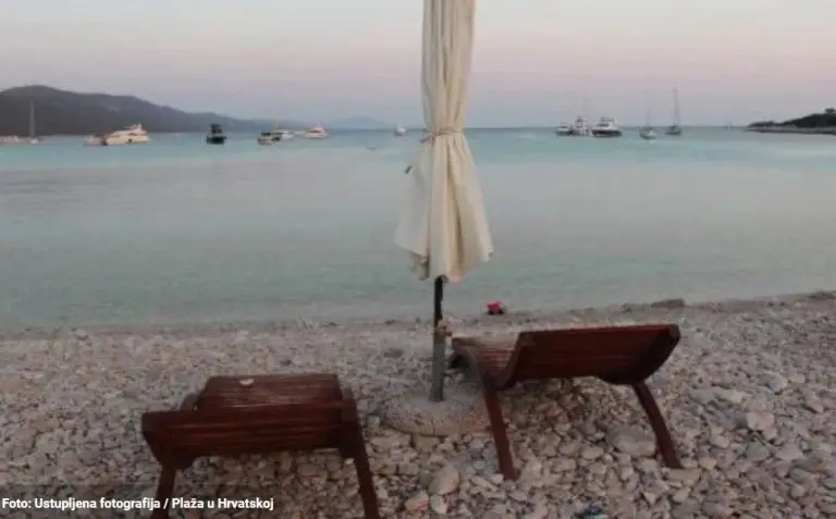 Tužna slika jedne od najpoznatijih plaža u Hrvatskoj: Parkiranje košta 15 eura, 35 eura za ležaljku