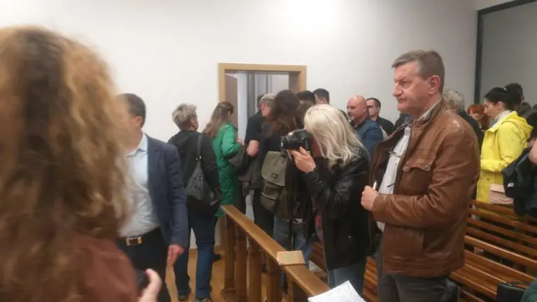 NOVINARI DEMONSTRATIVNO NAPUSTILI I ČETVRTU JAVNU RASPRAVU U TREBINJU: Povucite sporni Nacrt!