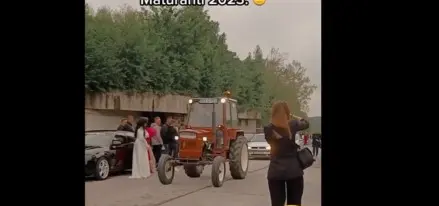Mladić iz Velike Kladuše traktorom stigao na maturu (VIDEO)