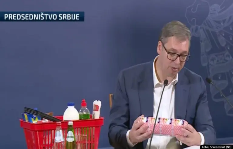 Aleksandar Vučić se obraća javnosti: “Evo za parizer da se uhvatim. Ovo je pileći parizer…”