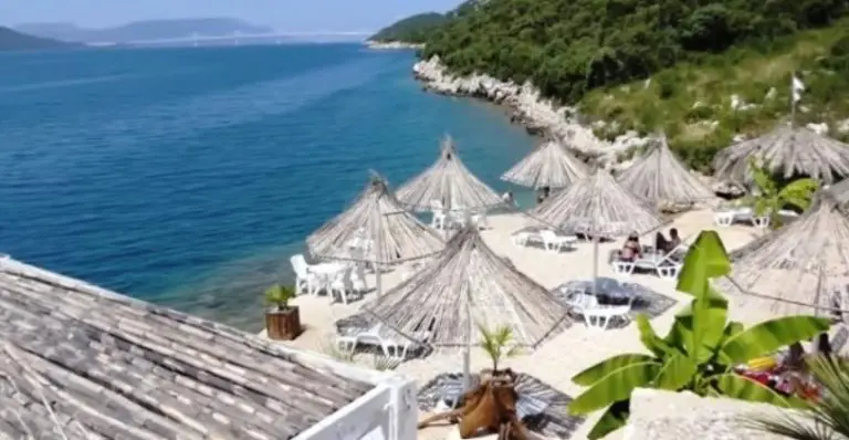 VIDEO Skrivena plaža u Neumu, rijetki za nju znaju: Drvene kućice, masline, palme s ležaljkama, restoran, nigdje gužve…