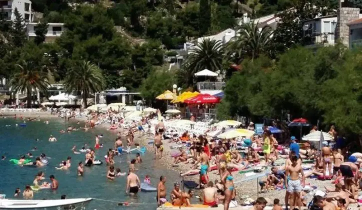 Turisti iz Hrvatske “navalili” u Neum, a evo šta je razlog