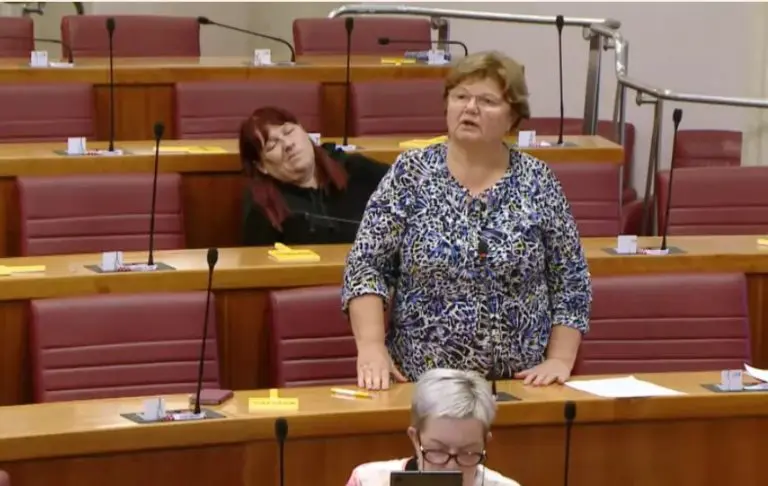 HIT VIDEO Što to HDZ-ovka izvodi u Saboru? Naslonila se, pa dremucka, pa se javi…