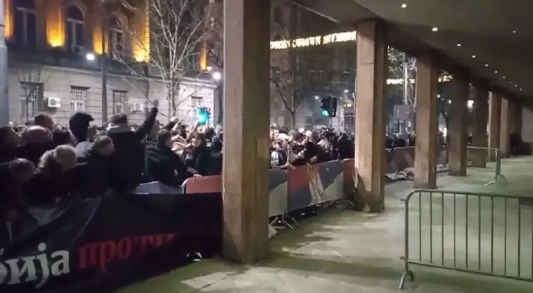 Protesti u Beogradu: Dokazi u RIK-u, građani lomili ogradu, najavljen štrajk glađu