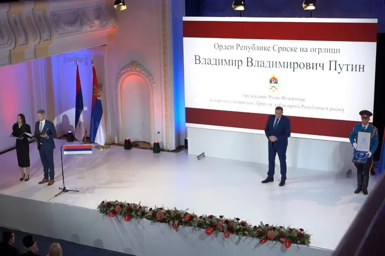 DODIK ŠIROKE RUKE NARODNIM PARAMA: Za medalje kojima je odlikovao i Putina platio 180.000 KM