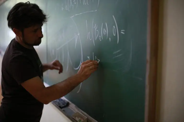 Profesor zadao učenicima da napišu svoje smrtovnice, pa dobio otkaz