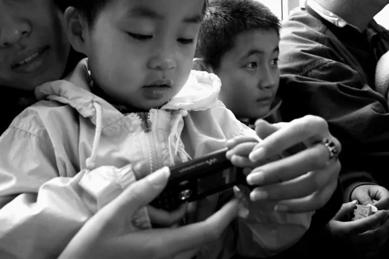 Kina želi ograničiti djecu na najviše dva sata dnevno na telefonu