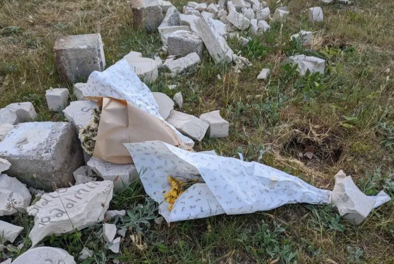 Partizansko groblje u Mostaru danas: Cvijeće u saksijama i buketima, srce… FOTO