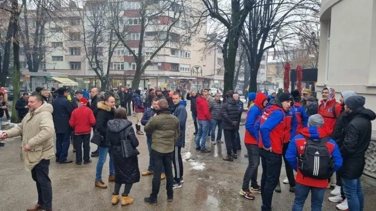 POČEO PROTEST U BANJALUCI:  “Pokušava se izvršiti krađa, Borac od 1986. iznajmljuje svoj prostor”