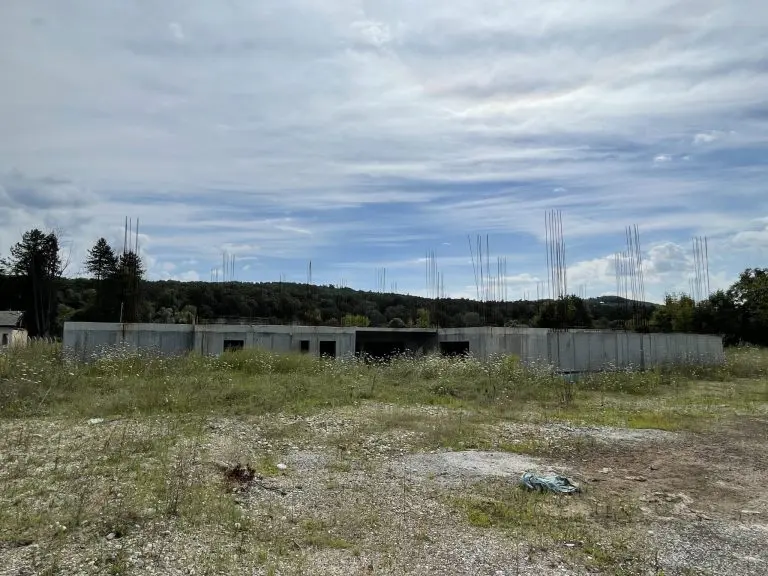 Temelji zgrade IDDEEA u Banjaluci od 39 miliona KM zarastaju u korov