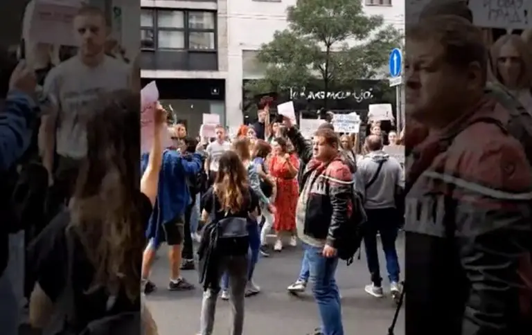 Žene će spasiti Srbiju: Nekoliko stotina ljudi na protestu ispred redakcije Informera