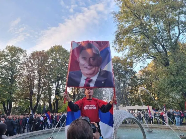 Miting za Otadžbinu: Počelo okupljanje u Parku Mladen Stojanović (FOTO)