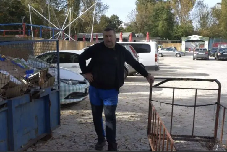 Nenad skuplja stari papir da preživi: “Ljudi mi zavide što skupljam smeće”