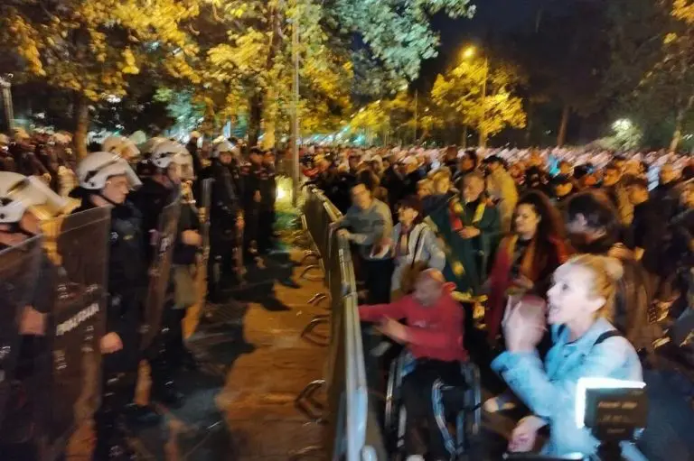 Crna Gora: Protest ispred Skupštine, građani pokušali da sruše zaštitnu ogradu