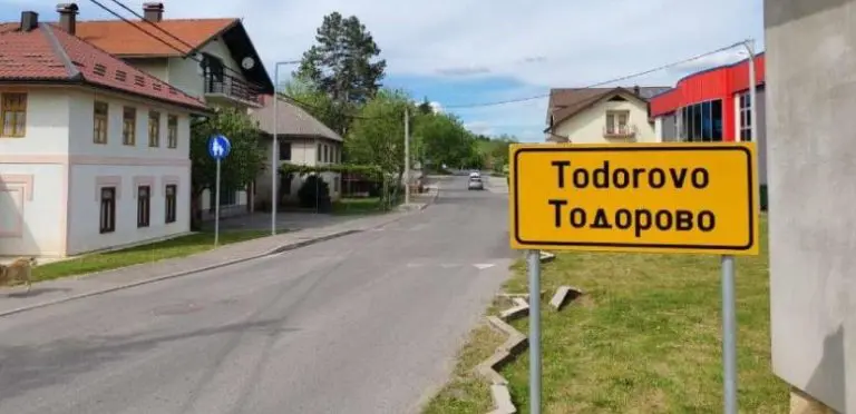 Svi putevi su asfaltirani, svako domaćinstvo ima struju i vodu, ali najviše roletni je spušteno