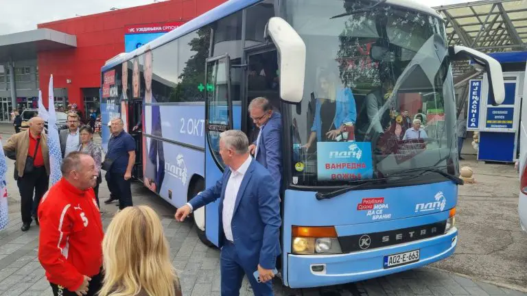 PDP izašao iz autobusa (FOTO)