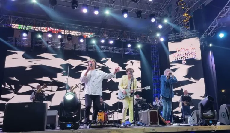 Banjalučani uživali u koncertu Bijelog dugmeta, prepun Trg Krajine (FOTO)