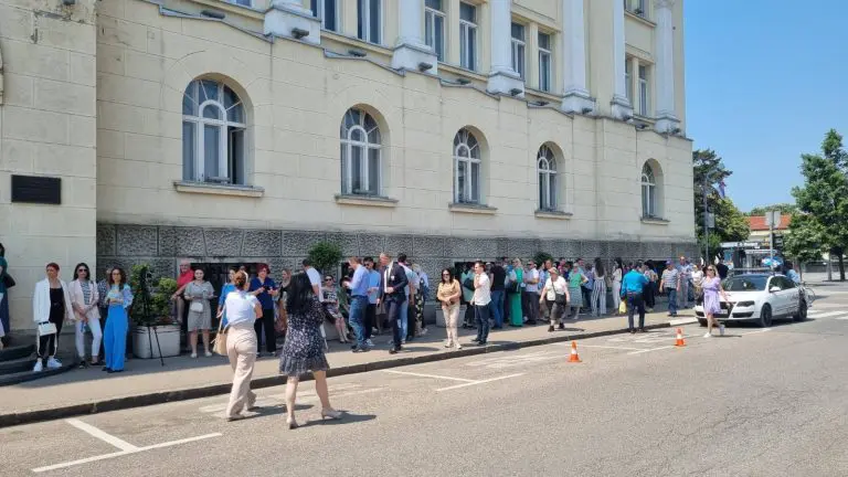 Stanivuković pozvao ljude ispred Gradske uprave na protest, počelo okupljanje (FOTO)