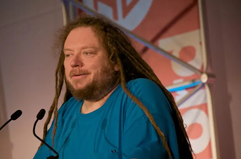 Tehnološki guru Jaron Lanier: “Opasnost nije u tome da će nas umjetna inteligencija uništiti, već da će nas dovesti do ludila”
